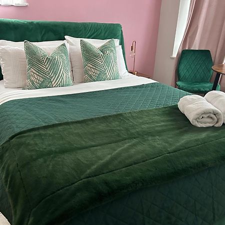 The Lily Pad Near Poole Dorset Self Contained Private Entrance And Free Parking Hotel Corfe Mullen Ngoại thất bức ảnh