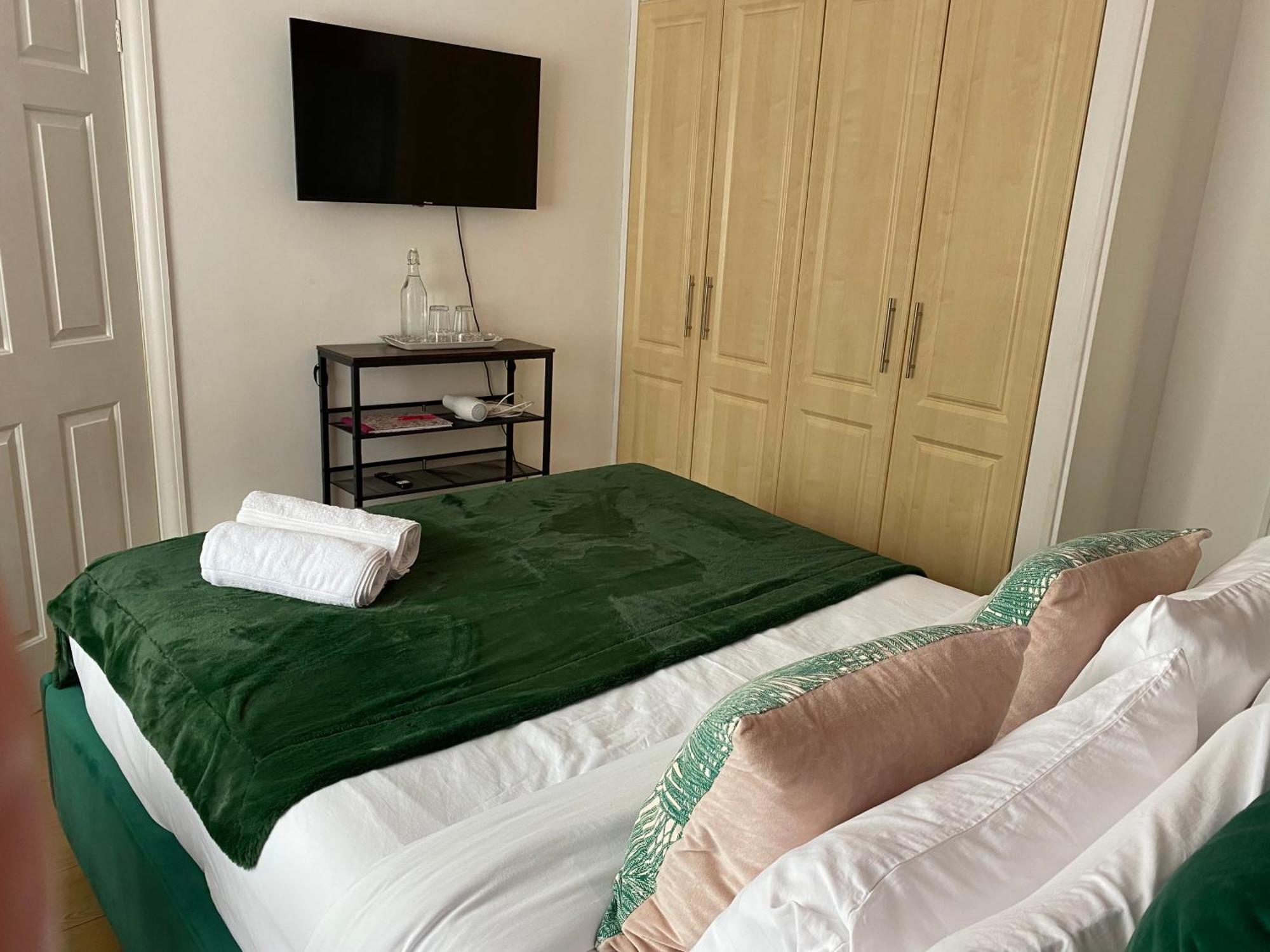The Lily Pad Near Poole Dorset Self Contained Private Entrance And Free Parking Hotel Corfe Mullen Ngoại thất bức ảnh