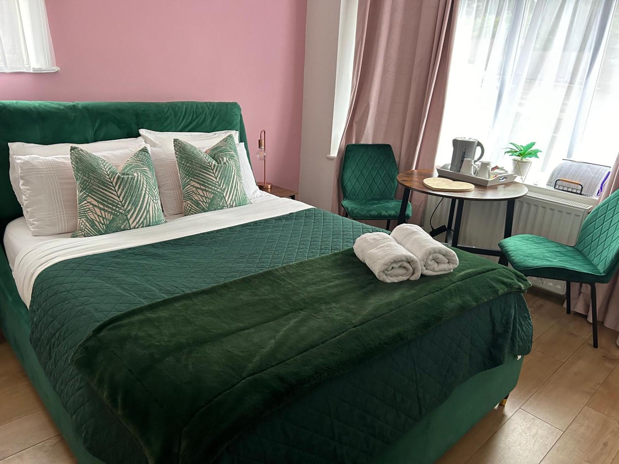 The Lily Pad Near Poole Dorset Self Contained Private Entrance And Free Parking Hotel Corfe Mullen Ngoại thất bức ảnh
