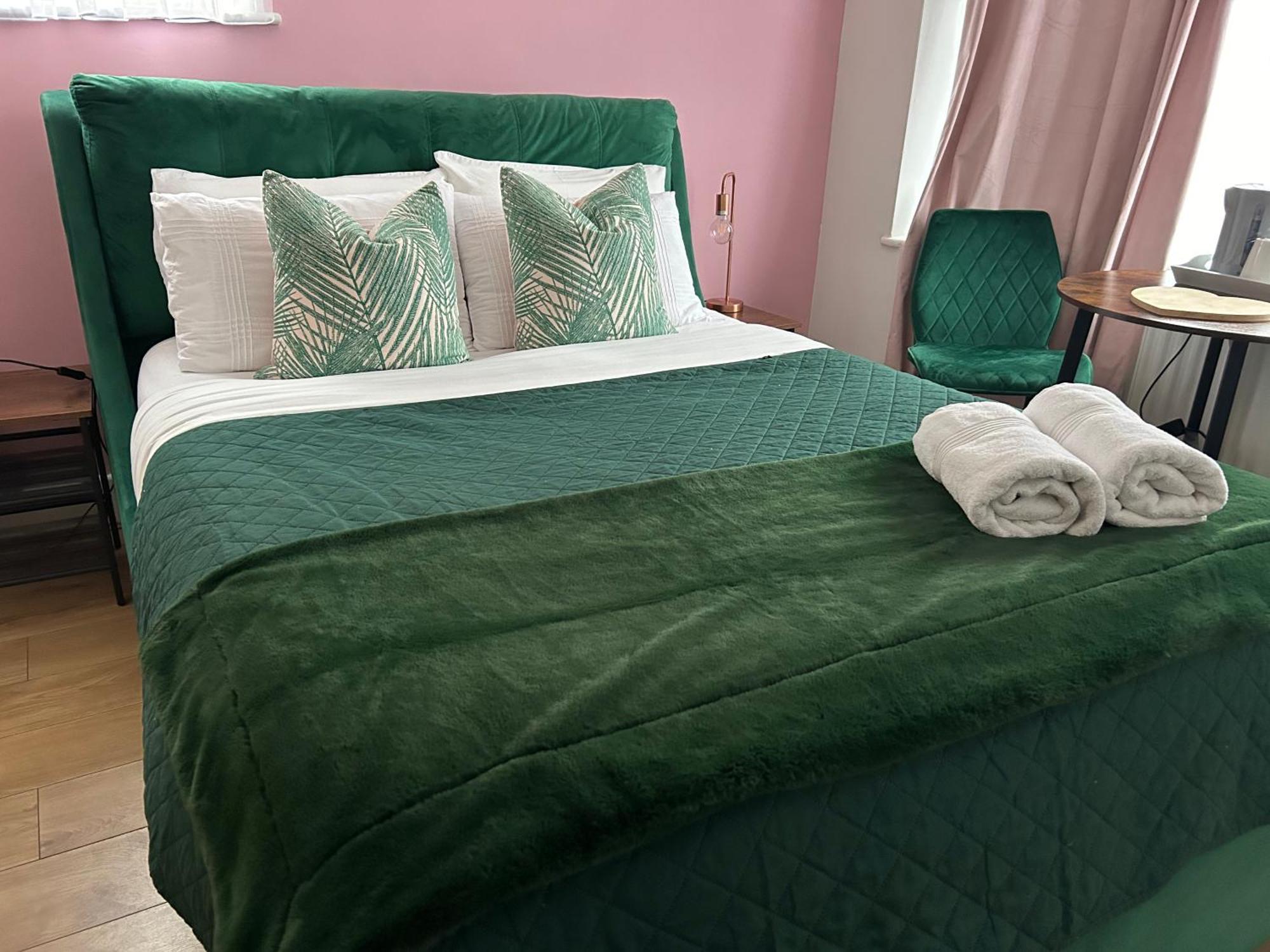 The Lily Pad Near Poole Dorset Self Contained Private Entrance And Free Parking Hotel Corfe Mullen Ngoại thất bức ảnh
