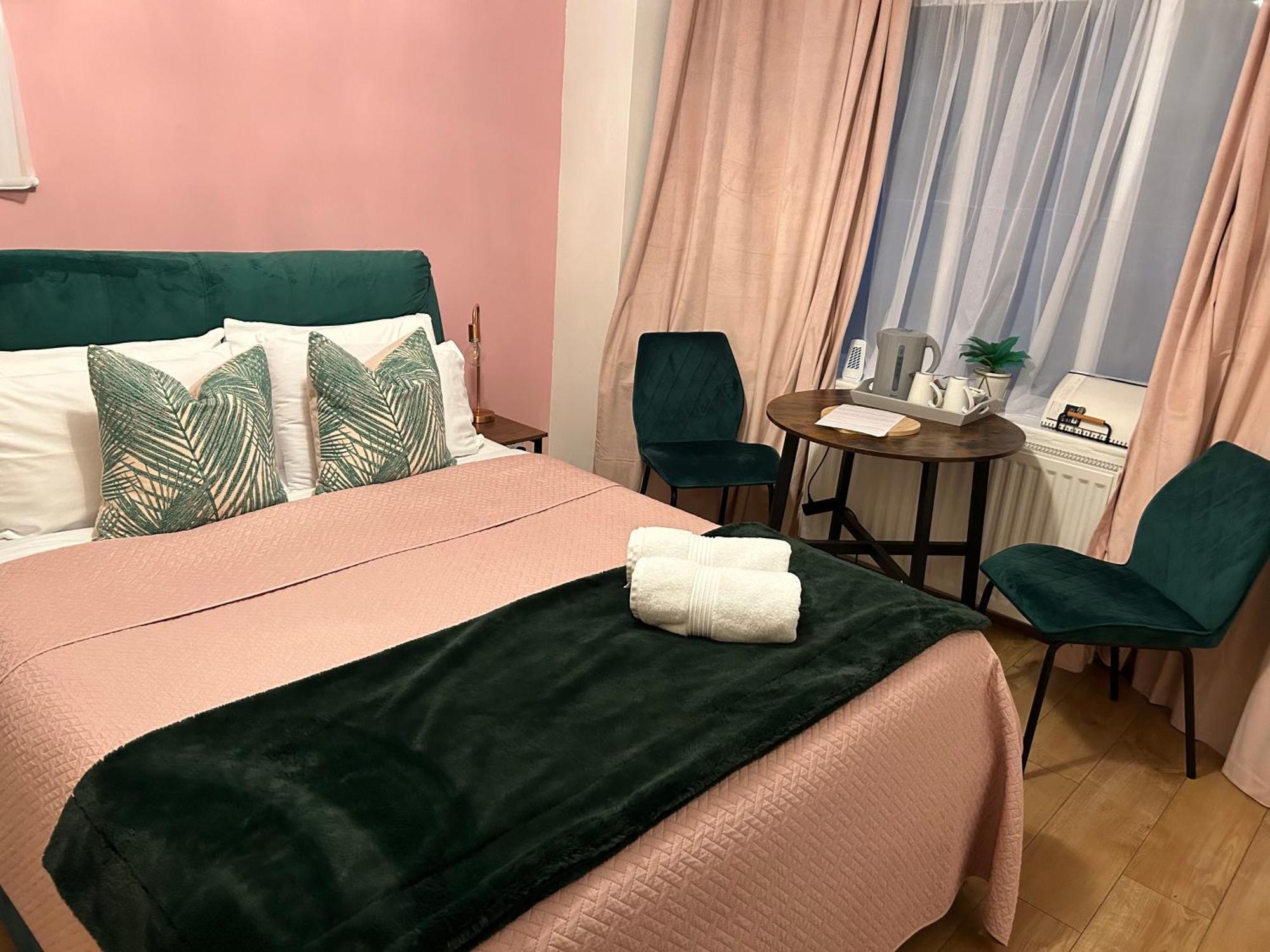 The Lily Pad Near Poole Dorset Self Contained Private Entrance And Free Parking Hotel Corfe Mullen Ngoại thất bức ảnh